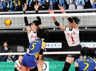 横浜隼斗－氷上　第３セット、ブロックに跳ぶ氷上の木下（右）と西村