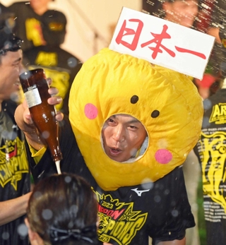 ３８年ぶり日本一のビールかけ。かぶりもので参加し、盛り上げた＝２０２３年１１月