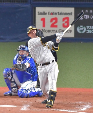 代打出場でホームランを放つ原口選手＝２０２３年４月、京セラドーム大阪
