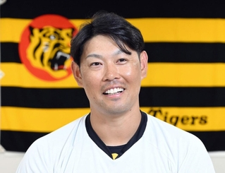 がんが発覚してからの自身の経験を語る阪神タイガースの原口文仁選手＝西宮市甲子園町（撮影・風斗雅博）