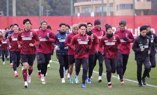 新体制が始動し、ランニングをする神戸の選手たち（撮影・坂部計介）