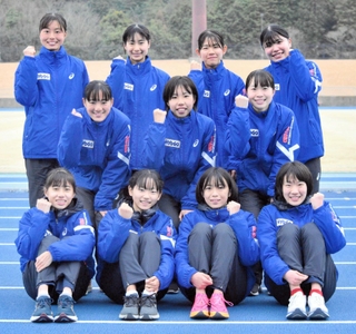 本番へ向け笑顔で意気込む兵庫代表の選手たち＝加古川運動公園陸上競技場