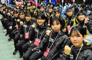 上位躍進に向け、結束する兵庫の選手たち＝京都市、かたおかアリーナ京都
