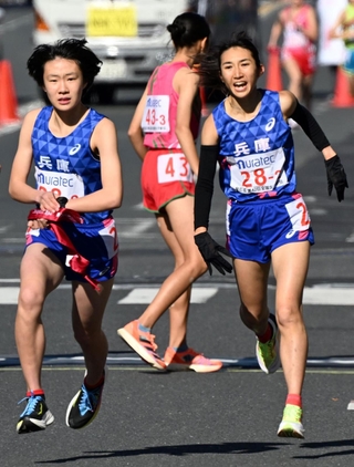 兵庫の２区田中希実（右）が３区藤田莉沙にたすきを渡す（撮影・風斗雅博）