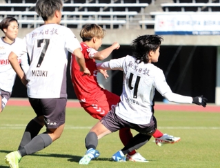 ＩＮＡＣ神戸-新潟　後半７分、ターンからの左足シュートで追加点を奪ったＩＮＡＣ神戸のＦＷ田中（中央）＝三木総合防災公園陸上競技場