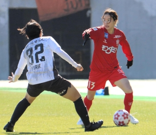 ＩＮＡＣ神戸-新潟　先制点を奪うなど活躍したＩＮＡＣ神戸のＭＦ北川（右）＝三木総合防災公園陸上競技場
