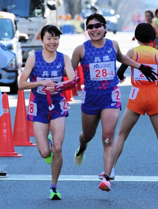 兵庫の４区石松愛朱加（右）からたすきを受け取る５区池野絵莉（撮影・笠原次郎）