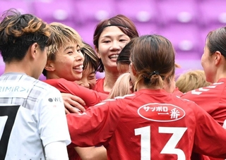 ＩＮＡＣ神戸－ちふれ埼玉　前半39分、田中（左から２人目）がＰＫを決めて先制し、喜ぶＩＮＡＣ神戸イレブン（撮影・斎藤雅志）