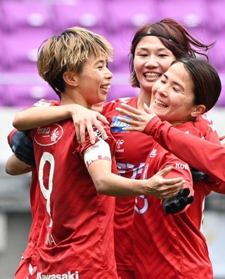 ＩＮＡＣ神戸－ちふれ埼玉　前半39分に田中（左）がＰＫを決め、喜ぶＩＮＡＣ神戸の選手たち（撮影・斎藤雅志）
