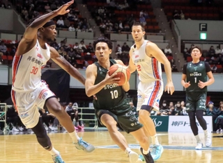 神戸-熊本　第３クオーター、攻め込む神戸の渡辺（１０）