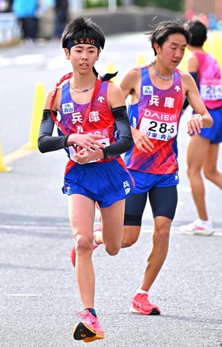 兵庫の５区堀野正太（右）からたすきを受けた６区稲垣翔馴（撮影・斎藤雅志）