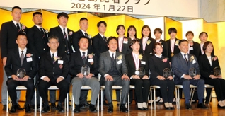 寺内健さん（前列右から２人目）や関学大アメリカンフットボール部の海崎琢主将（同６人目）ら受賞者たち