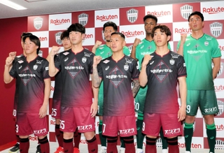 ２０２４年シーズンに新加入した井手口（前列右から２人目）、宮代（前列右端）らヴィッセル神戸の選手たち＝１月16日、ノエビアスタジアム神戸