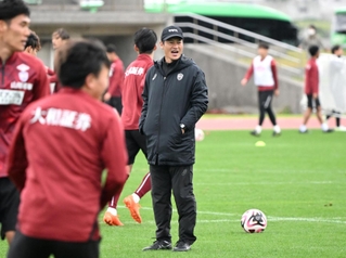 公開練習で選手に指示を出す神戸の吉田監督（中央）＝沖縄県西原町、西原町民陸上競技場（撮影・風斗雅博）