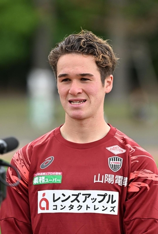 ルーキーイヤーでの飛躍を誓うＪ１神戸のＤＦ本間（撮影・風斗雅博）