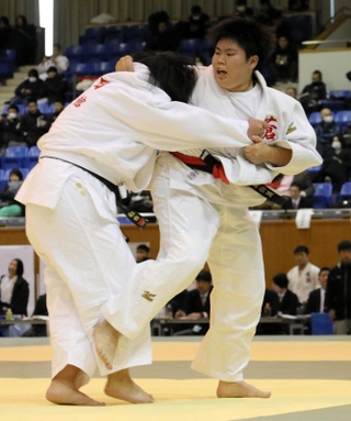 女子78キロ超級　準優勝した蒼開の道植稀星（右）＝兵庫県立武道館