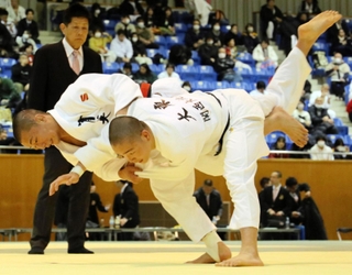 男子60キロ級決勝　内股を決めて一本勝ちする育英の堀尾拓磨（左）