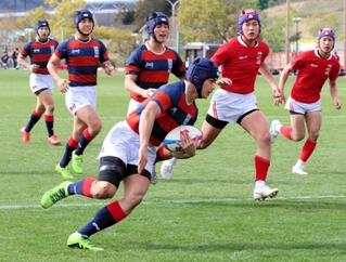 Ａブロック決勝・関学－神戸科技　前半、関学は長谷川の逆転トライで、１０－７と勝ち越す