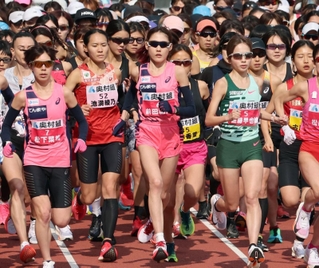 前田穂南（中央）＝２８日午後、ヤンマースタジアム長居（撮影・長嶺麻子）