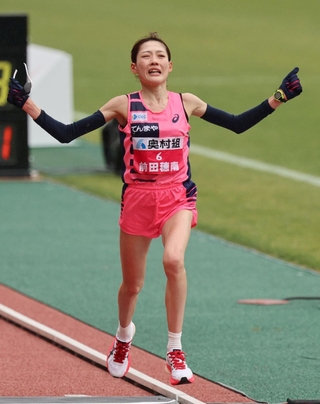 野口みずきの日本記録を更新する２時間１８分５９秒のタイムででフィニッシュした前田穂南（天満屋）＝２８日午後、大阪市東住吉区長居公園１、ヤンマースタジアム長居（撮影・長嶺麻子）