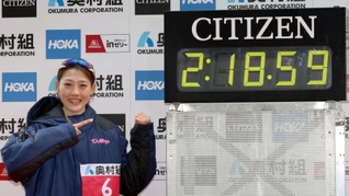 日本記録を更新する２時間１８分５９秒でフィニッシュし、笑顔を見せる前田穂南（天満屋）＝２８日午後、大阪市東住吉区長居公園１、ヤンマースタジアム長居（撮影・長嶺麻子）