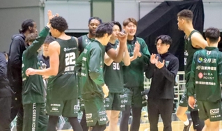 神戸-岩手　今年の初勝利を喜ぶ神戸の選手ら