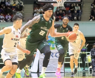 神戸-岩手　第１クオーター、攻め込む神戸のヒサタケ（２２）