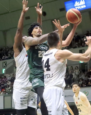 神戸-岩手　第２クオーター、シュートを狙う神戸のヒサタケ（22）