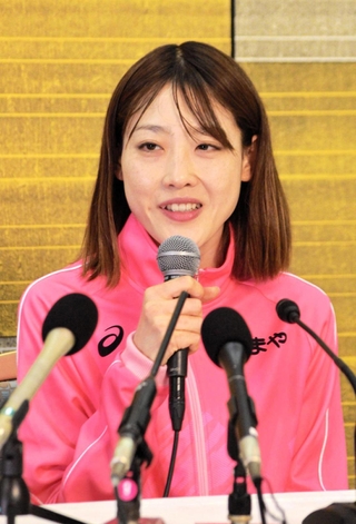 日本新記録樹立から一夜明け、笑顔で競技への思いを語る前田穂南＝大阪市内