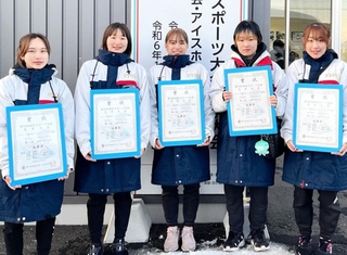 ショートトラック成年女子３０００メートルリレーで２連覇を飾った兵庫のメンバー（提供写真）