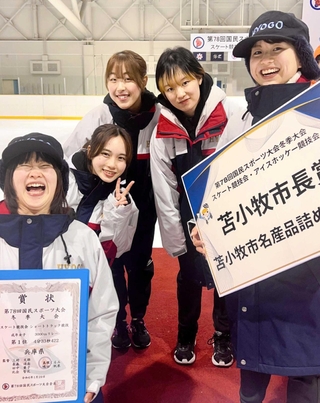 ショートトラック成年女子３０００メートルリレーで２連覇を飾った兵庫のメンバー（兵庫県スケート連盟提供）