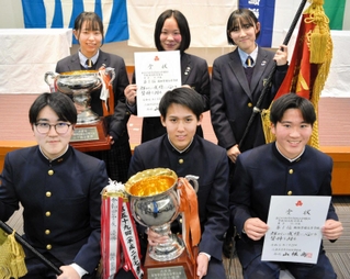 優勝した男子・報徳（前列）と女子・園田（後列）の生徒たち＝神戸市中央区、兵庫県農業共済会館
