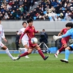 神村学園-神戸弘陵　前半、クロスに合わせる神戸弘陵・馬場（９）＝撮影・中西幸大