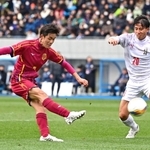 神村学園-神戸弘陵　前半、シュートを放つ神戸弘陵の木津（撮影・中西幸大）