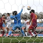 神村学園-神戸弘陵　後半、神戸弘陵・石橋瀬（左から３人目）のへディングで１-１と追いつく（撮影・中西幸大）