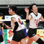 得点を挙げて喜ぶ氷上のエース木下主将（右）