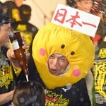 ３８年ぶり日本一のビールかけ。かぶりもので参加し、盛り上げた＝２０２３年１１月