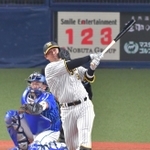 代打出場でホームランを放つ原口選手＝２０２３年４月、京セラドーム大阪