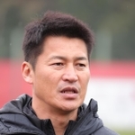 新体制初日の練習を終え、記者の質問に答える吉田監督