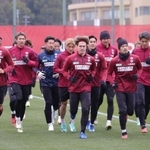 新体制が始動し、ランニングをする神戸の選手たち（撮影・坂部計介）