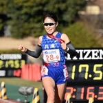 ７位でフィニッシュする兵庫のアンカー太田琴菜＝１４日午後、京都市右京区、たけびしスタジアム京都（撮影・風斗雅博）
