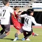 ＩＮＡＣ神戸-新潟　後半７分、ターンからの左足シュートで追加点を奪ったＩＮＡＣ神戸のＦＷ田中（中央）＝三木総合防災公園陸上競技場