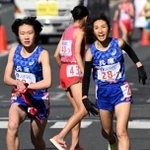 兵庫の２区田中希実（右）が３区藤田莉沙にたすきを渡す（撮影・風斗雅博）