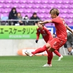 ＩＮＡＣ神戸－ちふれ埼玉　前半、神戸の田中がＰＫを決め、１-０と先制する＝サンガスタジアム（撮影・斎藤雅志）