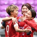 ＩＮＡＣ神戸－ちふれ埼玉　前半39分に田中（左）がＰＫを決め、喜ぶＩＮＡＣ神戸の選手たち（撮影・斎藤雅志）
