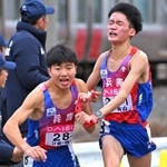 兵庫の１区・折田壮太（右）からたすきを受け取る２区・梅田大陸（撮影・斎藤雅志）