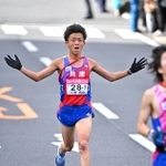 ５位でフィニッシュした兵庫のアンカー村本一樹（撮影・斎藤雅志）