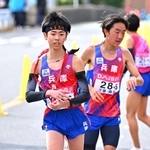 兵庫の５区堀野正太（右）からたすきを受けた６区稲垣翔馴（撮影・斎藤雅志）