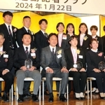 寺内健さん（前列右から２人目）や関学大アメリカンフットボール部の海崎琢主将（同６人目）ら受賞者たち