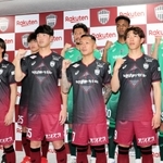 ２０２４年シーズンに新加入した井手口（前列右から２人目）、宮代（前列右端）らヴィッセル神戸の選手たち＝１月16日、ノエビアスタジアム神戸